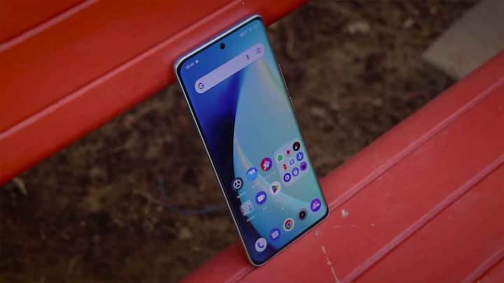 रियल मी ने पिछले साल बाजार में रियल मी 10 प्रो 5G स्मार्टफोन को लॉन्च किया था. 10 फरवरी को रियल मी इस फोन का नया एडिशन लांच करेगी. दरअसल, कंपनी ने कोका कोला के साथ कोलैबोरेशन किया है और कंपनी कोका कोला स्मार्टफोन बाजार में 10 फरवरी को लॉन्च करेगी. ये स्मार्टफोन रियल मी 10 प्रो 5G की तरह ही होगा लेकिन इसका डिजाइन थोड़ा अलग होगा. इस बीच आप रियल मी 10 प्रो 5G को सिर्फ 999 रुपये में खरीद सकते हैं. जानिए कैसे?