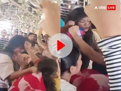 Watch: मुंबई लोकल ट्रेन में आपस में भिड़ी लड़कियां, जड़े ताबड़तोड़ थप्पड़, नोंच दिए बाल, देखें वीडियो