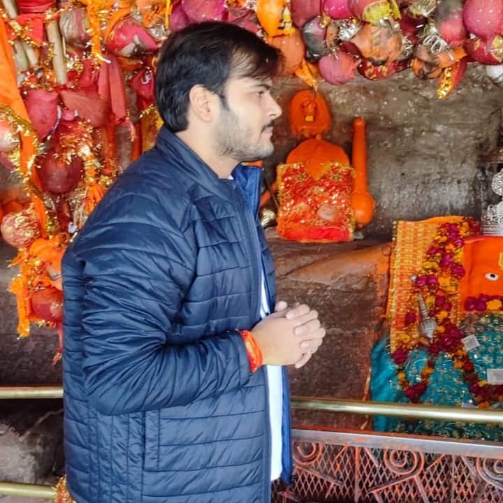 शनिवार को अरविंद अकेला कल्लू चित्रकूट हनुमान जी के दर्शन करने पहुंचे थे.