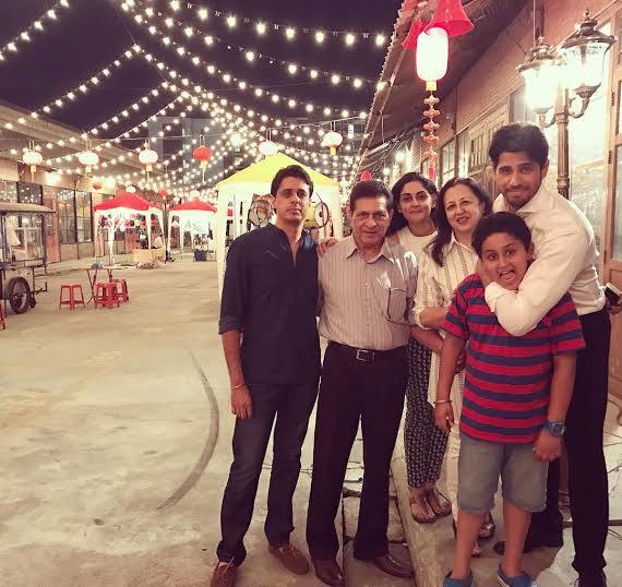सिद्धार्थ मल्होत्रा (Siddharth Malhotra) का पूरा परिवार एक भरा पूरा और बच्चों वाला परिवार है. जिसमें एक्टर के माता-पिता के साथ में उनके भाई और भाभी और उनका एक भतीजा भी रहता है. (Photo- Instagram)