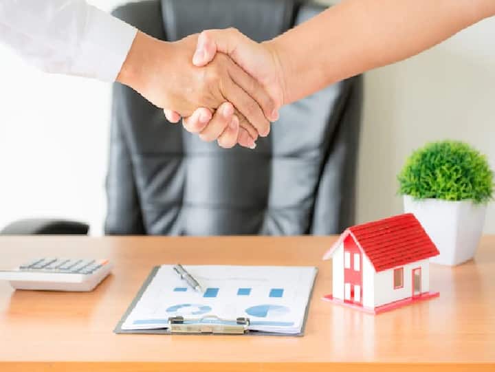 अगर आपने होम लोन लिया है तो उसकी ब्याज दर पर कुल 2 लाख रुपये की छूट मिल सकती है.(PC: Freepik)