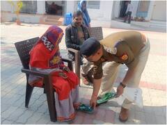 UP Police: नंगे पांव फरियाद लेकर पहुंची वृद्धा को CO ने पहनाई चप्पल, सिपाही ने गरीब बच्चे को दिलवाई कॉपी-किताब