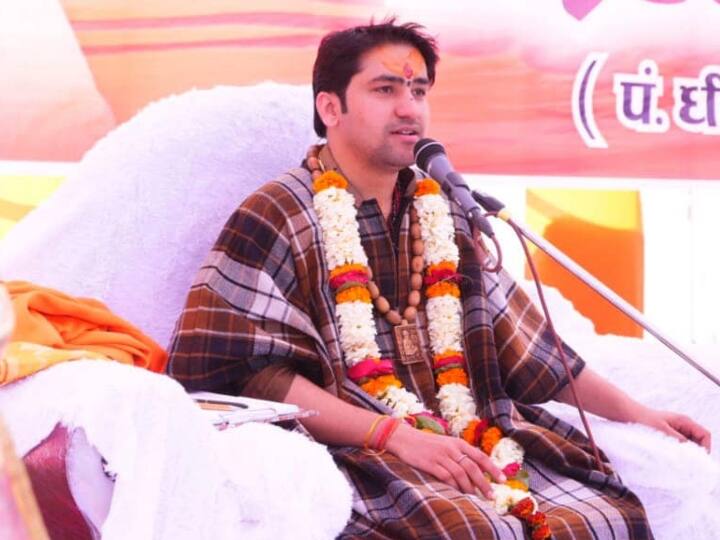 Bageshwar Dham Dhirendra Krishna Shastri and Pandit Pradeep Mishra katha Cost Crores of Rupees most Costly Katha Vachak ann Bageshwar Dham: महंगे कथावाचकों की लिस्ट में दूसरे नंबर पर आते हैं बागेश्वर धाम सरकार, जानिए पहले नंबर पर किसका नाम?