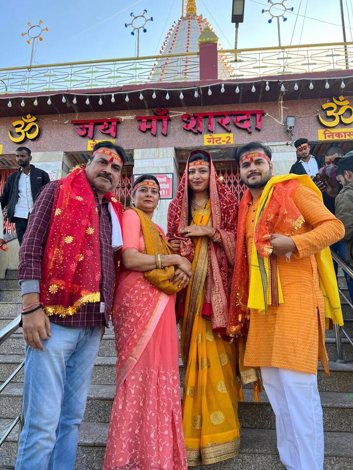 अरविंद अकेला कल्लू ने शादी के बाद अपना पहला गाना रिलीज भी कर दिया है. साथ ही इन दिनों वह आम्रपाली दुबे के साथ शादी मुबारक फिल्म को लेकर चर्चा में छाए हुए हैं.