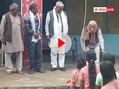 तिरंगा फहराने पर फूल की जगह गिरी ईंट, मुख्य अतिथि हुए घायल, देखें वायरल वीडियो