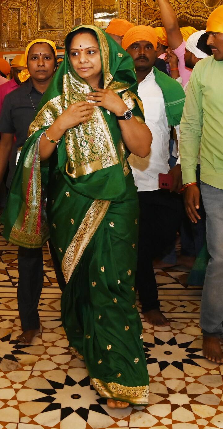 సీఎం కేసీఆర్ వెంట ఆయన కుమార్తె, బీఆర్ఎస్ ఎమ్మెల్సీ క‌విత‌తో పాటు ప‌లువురు ఎంపీలు, మంత్రులు, ఎమ్మెల్యేలు ఉన్నారు.