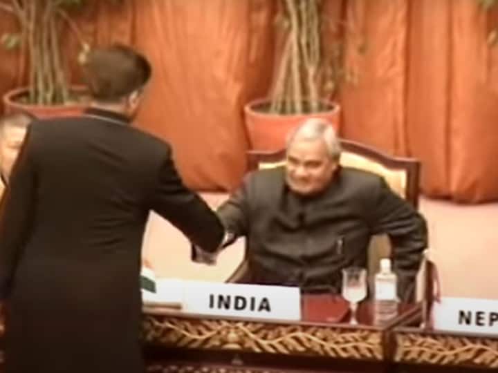 Pervez Musharraf Indian Prime Minister Atal Bihari Vajpayee Surprise Handshake Offered Peace Talk Pervez Musharraf: వాజ్‌పేయీకి షేక్‌ హ్యాండ్ ఇచ్చిన ముషారఫ్, షాక్ అయిన ప్రపంచ దేశాలు