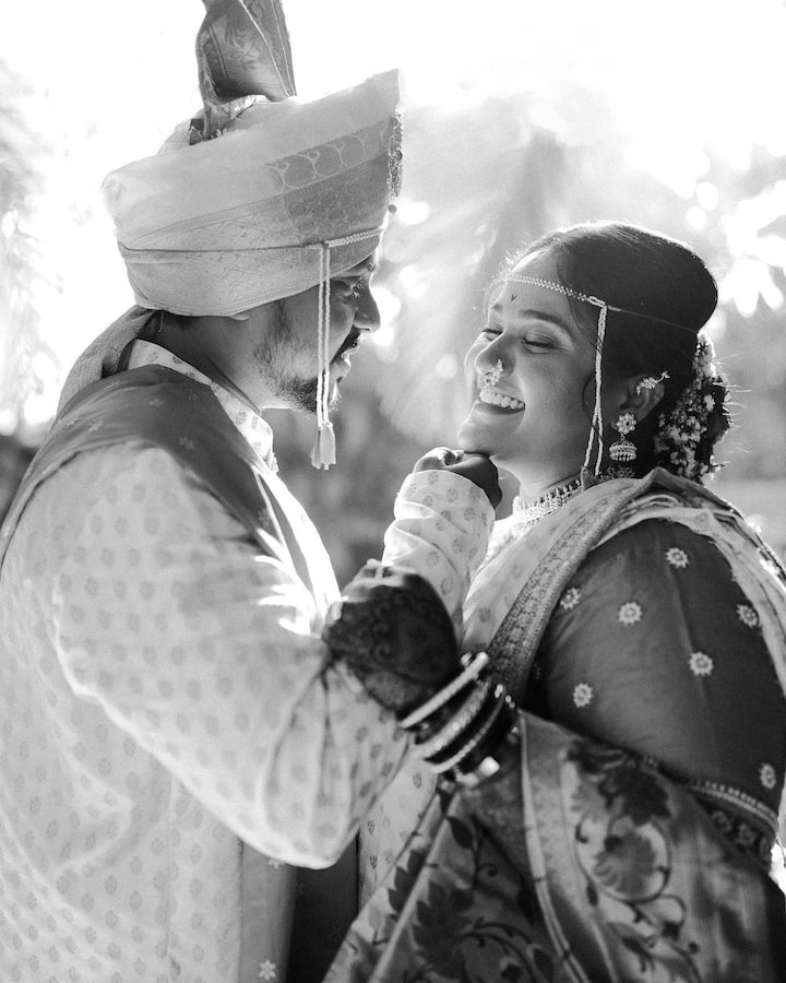 वनिताच्या विवाह सोहळ्यातील या खास फोटोमध्ये वनिता आणि सुमितची रोमँटिक केमिस्ट्री दिसत आहे.