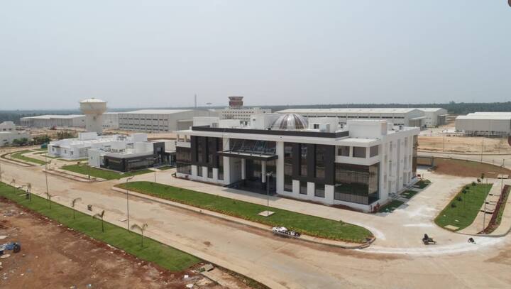 सुरुवातीला या कारखान्यात दरवर्षी सुमारे 30 हेलिकॉप्टर बनवण्यात येणार आहेत. त्यानंतर दरवर्षी त्याची क्षमता 60 ते 90 हेलिकॉप्टरपर्यंत वाढवता येईल.