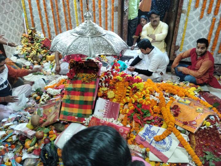দূর-দূরান্ত থেকে ভক্তরা আসেন আজকের দিনে মায়ের কাছে পুজো দিতে। প্রচলিত বিশ্বাস রয়েছে, আজকের দিনে দেবীর কাছে প্রার্থনা করলে তা পূর্ণ হয়।