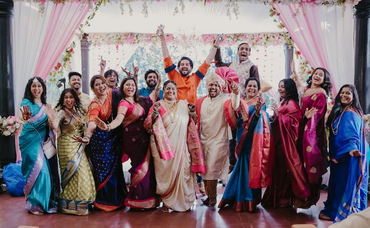 वनिता आणि सुमित यांच्या विवाह सोहळ्याला महाराष्ट्राची हास्यजत्रा या कार्यक्रमाच्या टीमनं हजेरी लावली होती.