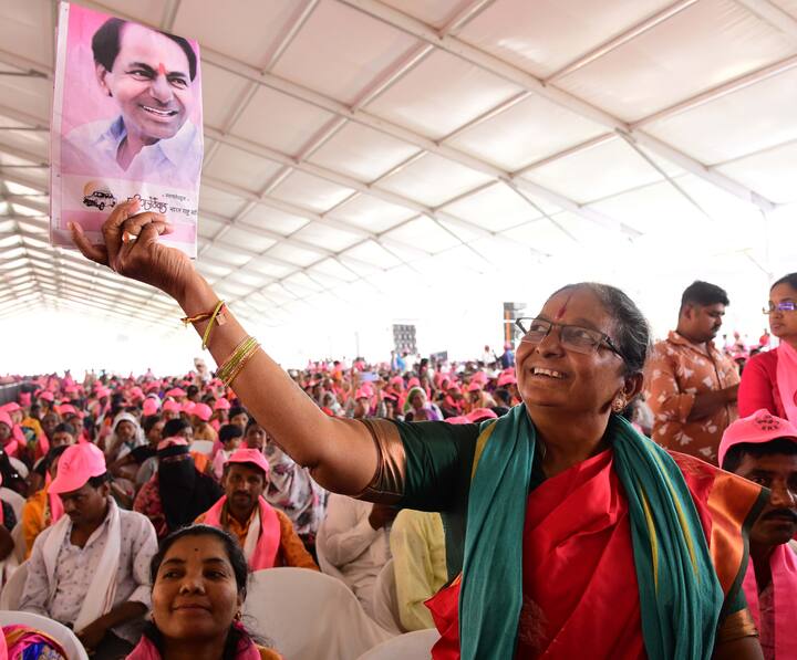 దేశంలో విప్లవాత్మక మార్పు అవసరం ఉందని కేసీఆర్‌ స్పష్టం చేశారు. స్వాతంత్ర్యం వచ్చి 75 ఏళ్లు అవుతున్నా ఎక్కడ వేసిన గొంగడి అక్కడే అన్నట్లు పరిస్థితి ఉందని ఆవేదన చెందారు.