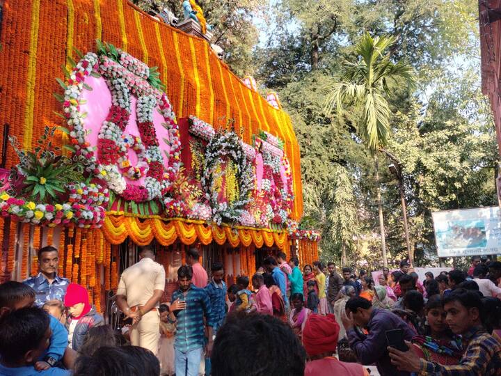 বোলপুর থেকে লাভপুর যাওয়ার পথে ডানহাতে নতুন এই তোরণ নির্মীয় হয়েছে। সেখান থেকে কিলোমিটার খানেক ভিতরে ঢুকলে মূল মন্দির। মন্দির চত্বর খুব প্রশস্ত নয়। গর্ভগৃহের সামনে রয়েছে নাট মন্দির। জগমোহনে রয়েছে হাড়ি কাঠ। তবে এই মন্দির চত্বরের মধ্যে মূল তোড়ণের পাশের শিব মন্দিরটি সবচেয়ে পুরনো। নাটমন্দিরের পড়েই রয়েছে মায়ের ঘাট।