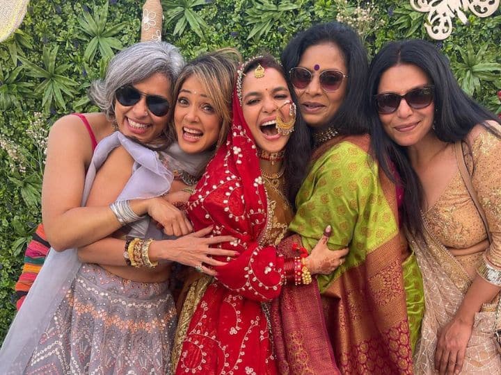 Chitrashi Rawat Inside Wedding Pics: फिल्म 'चक दे इंडिया' फेम एक्ट्रेस चित्राशी रावत ने शादी रचा ली है. इस खास मौके पर 'चक दे इंडिया' की स्टार कास्ट का एक्ट्रेस का रीयूनियन हुआ है.