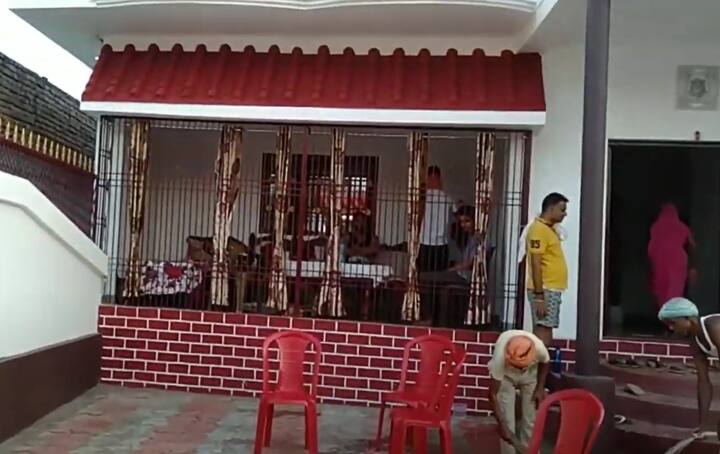 अरविंद अकेला कल्लू ने अपने घर के बाहर एक स्पेशल गेस्ट हाउस भी तैयार किया है जहां उनके रिश्तेदार अक्सर ठहरने के लिए आते हैं.