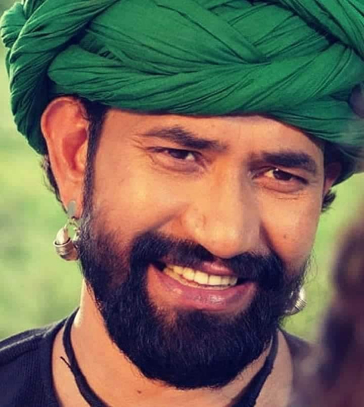 मीडिया रिपोर्ट्स के मानें तो निरहुआ की नेट वर्थ 6 करोड़ रुपए है. वह फिल्मों से ही कमाई करते हैं.