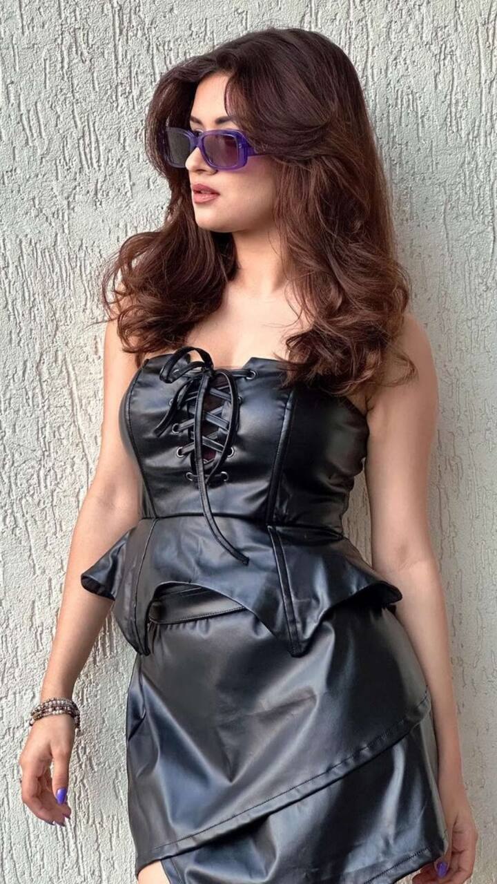 कॅमेऱ्यासमोर तिचा लूक फ्लॉंट करताना अभिनेत्रीने एक किलर पोज दिली आहे.
