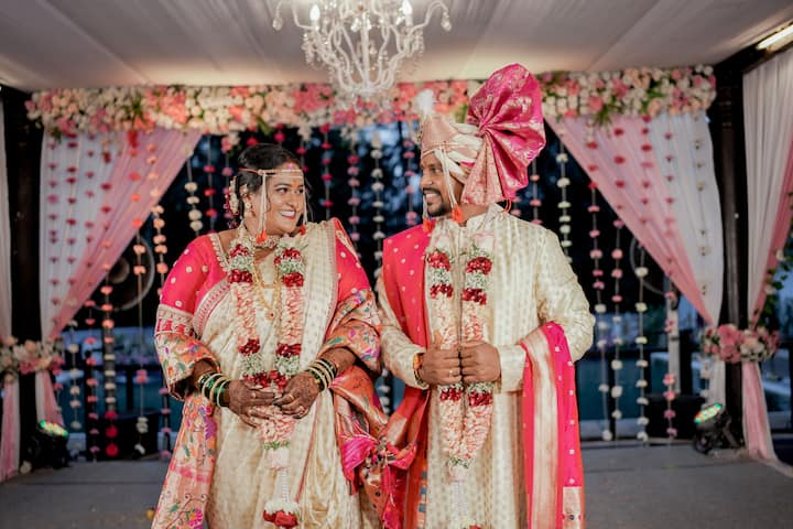 वनिताचा पती सुमित लोंढे हा एक उत्कृष्ट फोटोग्राफर आहे. तसेच तो व्हिडीओ क्रिएटर असण्यासोबत ब्लॉगरदेखील आहे.