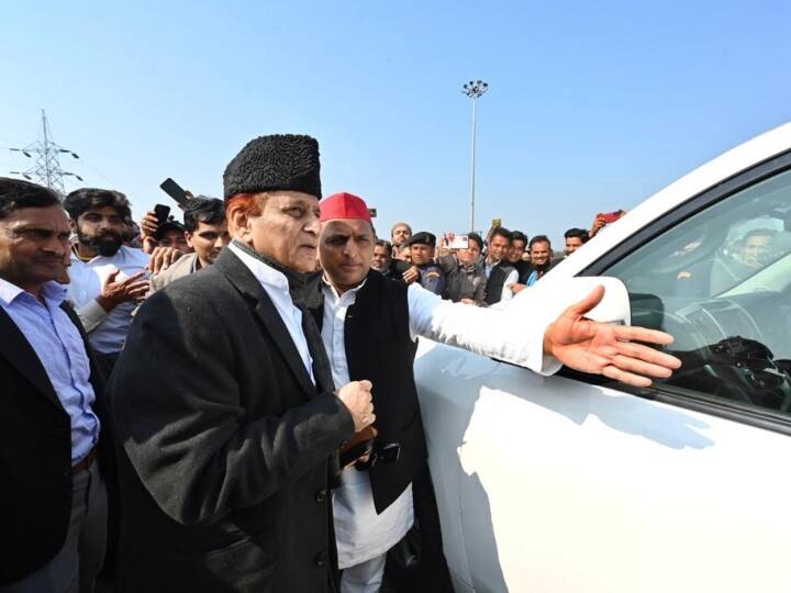 Samajwadi Party Chief Akhilesh Yadav and Azam Khan seen Together traveling to Moradabad in Car from Rampur UP Politics: रामपुर में एक साथ दिखे अखिलेश यादव और आजम खान, सपा प्रमुख की गाड़ी में बैठ कर पहुंचे मुरादाबाद