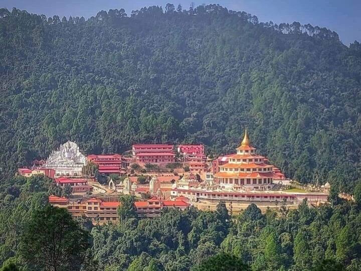 मुंबई से इस पैकेज की शुरुआत होगी. इस पैकेज के तहत यात्रियों को होटल में रुकने, फ्लाइट टिकट, ब्रेकफास्ट और डिनर जैसी कई सुविधाएं दी जाएंगी. आईआरसीटीसी की ओर से पहला टूर पैकेज 14 मई से शुरू किया जा रहा है. इसके बाद 21 मई, 28 मई, 4 जून, 11 जून, 18 जून और 25 जून डेट पर चार धाम की यात्रा कराई जाएगी. (PC-Uttarakhand Tourism/Facebook)