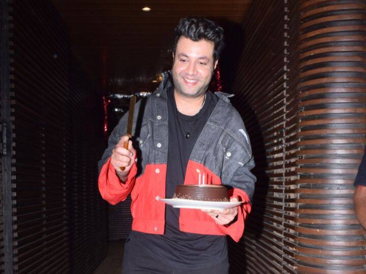 Varun Sharma Birthday Bash Pics: एक्टर वरुण शर्मा के जन्मदिन के मौके पर एक खास पार्टी आर्गेनाइज की गई है. जिसमें हिंदी सिनेमा के तमाम सेलेब्स ने अपनी मौजूदगी से समा बांध दिया है.