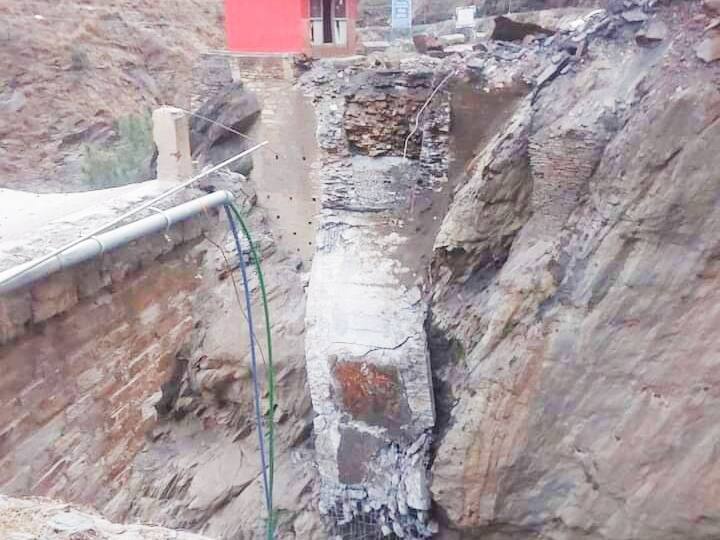 himachal pradesh Chamba Bharmaur bridge fell down due to landslide transportation stopped Himachal Bridge Landslide: चंबा के भरमौर में गिरा एक और पुल, गाड़ियों की आवाजाही हुई ठप, लूणा में फंसे लोग
