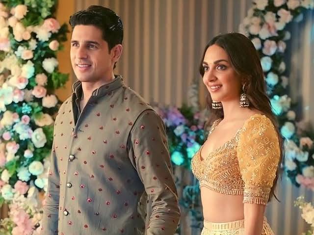 अगर हम होने वाली दुल्हनिया कियारा आडवाणी (Kiara Advani) की बात करें तो उन्हें भी महंगे कपड़े और लग्जरी आइटम का काफी ज्यादा शौक है और उनके पास में ऑडी और BMW जैसी महंगी महंगी गाड़ियां भी मौजूद हैं. (Photo- Instagram)