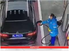 पेट्रोल भरवाने के बाद कार सवार ने महिला कर्मी के ऊपर फेंके पैसे, यूजर्स का फूटा गुस्सा