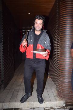 Varun Sharma Birthday Bash Pics: वरुण शर्मा के बर्थडे बैश में रूमर्ड बॉयफ्रेंड जहीर इकबाल के साथ सोनाक्षी सिन्हा ने ली एंट्री, देखिए लव बर्ड की ये फोटो