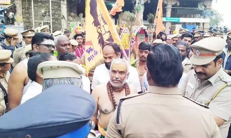 Trichy, Visuva Hindu Paris organizes road blockade, altercation with police TNN திருச்சியில் விசுவ இந்து பரிசத் அமைப்பினர் சாலை மறியல் - போலீசாருடன் வாக்குவாதம்