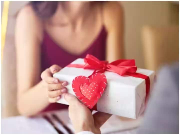 Valentine Day 2023 : 'व्हॅलेंटाईन डे' जवळ येतोय अशातच तुम्हाला तुमच्या पार्टनरला काय गिफ्ट द्यायचं याबाबत गोंधळ होत असेल तर हे ऑप्शन्स तुमच्यासाठी आहेत.