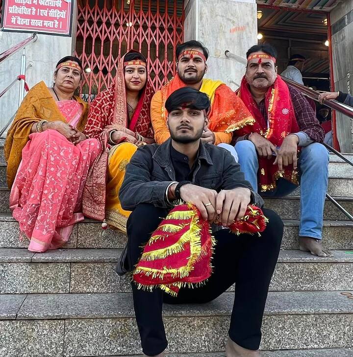 अरविंद अकेला कल्लू यहां अपनी बीवी , मां-पिता और छोटे भाई के साथ पहुंचे हैं.