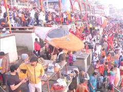 In Pics: तस्वीरों में दिखें, माघ पूर्णिमा पर प्रयागराज के संगम तट पर उमड़े श्रद्धालु, विदेशी पर्यटक भी दिखे भक्ती में लीन