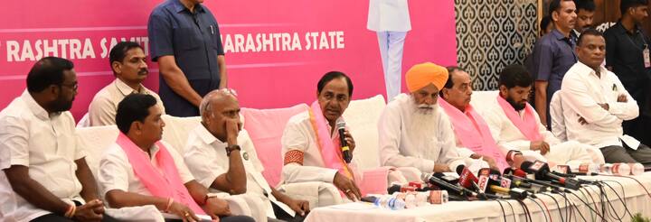 ఇప్పుడు తెలంగాణ అన్ని రంగాల్లో అగ్రస్థానంలో నిలుస్తుందని సీఎం కేసీఆర్ అన్నారు. తెలంగాణ మహారాష్ట్రకు రోటీ - భేటీ బంధం ఉందన్నారు.