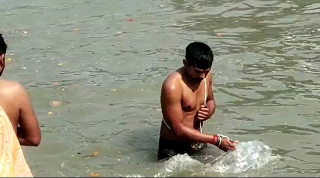 Ayodhya News: माघ पूर्णिमा स्नान पर सरयू में डुबकी लगाने के लिए श्रद्धालुओं का हुजूम दिखाई दे रहा है, हालांकि माघ पूर्णिमा स्नान का मूहर्त 4 फरवरी की रात लगभग 9 बजकर 30 मिनट से ही था, लेकिन अधिकतर श्रद्धालुओं ने 5 फरवरी की भोर से सरयू में डुबकी लगाने का सिलसिला शुरू किया.