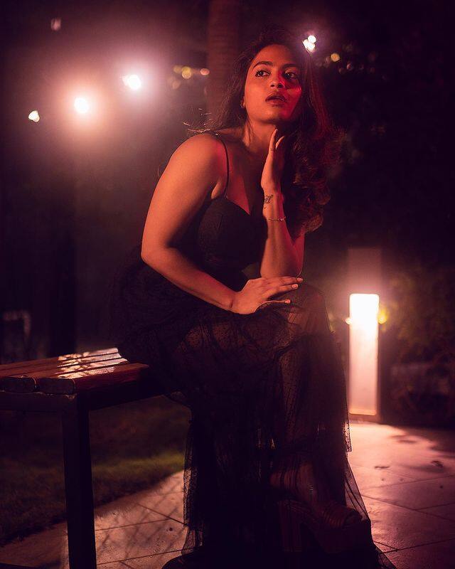 బ్లాక్ డ్రెస్సులో చాలా రొమాంటిక్ గా ఫోటోలకు ఫోజిచ్చింది. -Image Credit: Alekhya Harika/Instagram