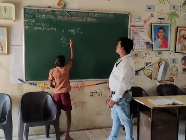 लाडक्या घरकाम असेल किंवा शाळेतल्या साफसफाईच काम तो नेहमी आपल्या खिशात पाढे लिहिलेलं कागद ठेवायचा. असं करत लाडक्याने हे 125 पर्यंतचे पाढे पाठ केले असून त्याचं शिक्षकांसह गावातील नागरिकांकडून ही कौतुक केला जात आहे.