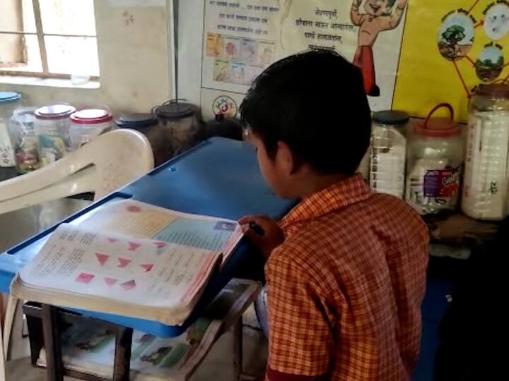 मात्र अशातही पाचवीत शिकणाऱ्या अकरा वर्षीय लाडक्या पालकर या विद्यार्थ्याने 125 पर्यंतचे पाढे तोंडपाठ केले आहेत. आणि याच लाडक्याचा व्हिडिओ सध्या सोशल मीडियावर तुफान व्हायरल होईल होतोय. त्याचं कौतुक केलं जात आहे.