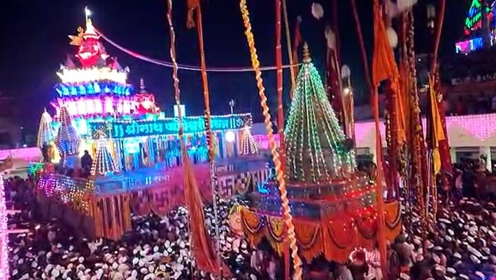 पुरंदर तालुक्यातील वीर येथे असलेल्या श्रीनाथ म्हस्कोबा आणि माता जोगेश्वरी यांचा विवाह सोहळा रविवारी मध्यरात्री पार पडला.