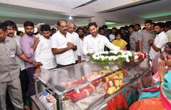 CM Jagan News: ఎమ్మెల్సీ తలశిల రఘురామ్ సతీమణి పార్థివ దేహానికి సీఎం జగన్ నివాళులు