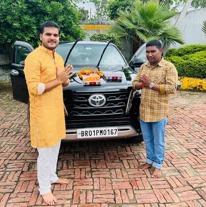 कल्लू अपने गांव में जय बिहार का डंका बजाते नजर आते हैं. उनके घर की कई वीडियोस सोशल मीडिया पर उनके चाहने वालों ने साझा की हुई हैं.