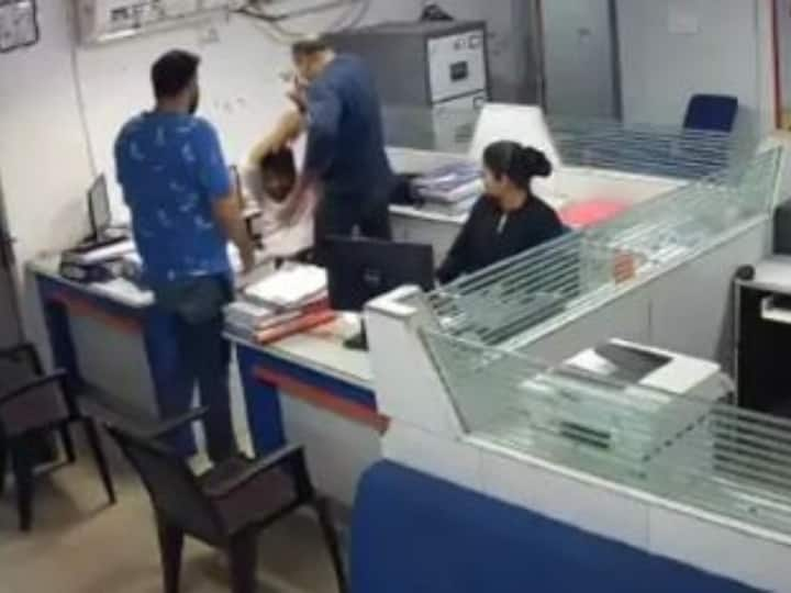 Gujarat News Two customers thrashed Bank of India employee police arrested Gujarat News: गुजरात में बैंक कर्मचारी की दो ग्राहकों ने जमकर की पिटाई, पुलिस ने किया गिरफ्तार