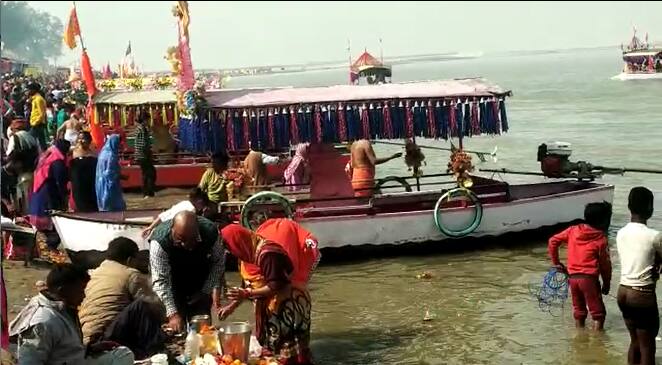 सरयू में डुबकी लगाने का सिलसिला रविवार देर शाम तक जारी रहेगा, क्योंकि स्नान का मुहूर्त 5 फरवरी की रात 11 बजकर 58 मिनट तक का बताया जा रहा है.