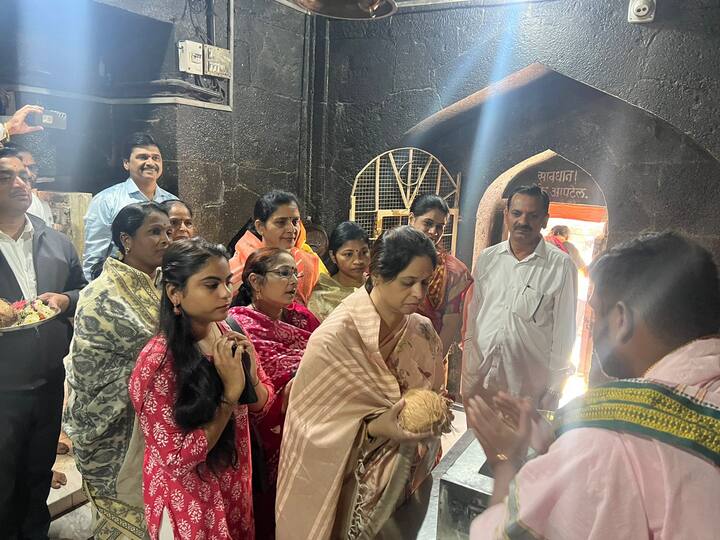 पहिल्यांदाच निवडणुकीला सामोरं जाणाऱ्या अश्विनी जगतापांनी गणपती बाप्पांच्या दर्शनाने या नवीन वाटचालीची सुरुवात केली.