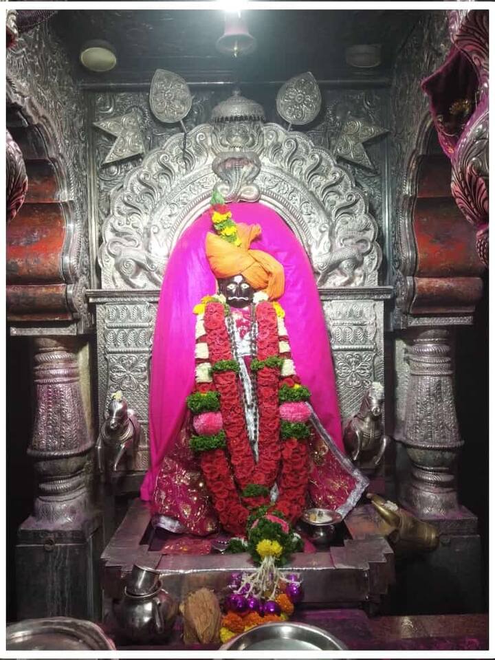 उन्हाच्या झळा बसत असताना भाविकांनी दर्शनासाठी रांग लावली होती.