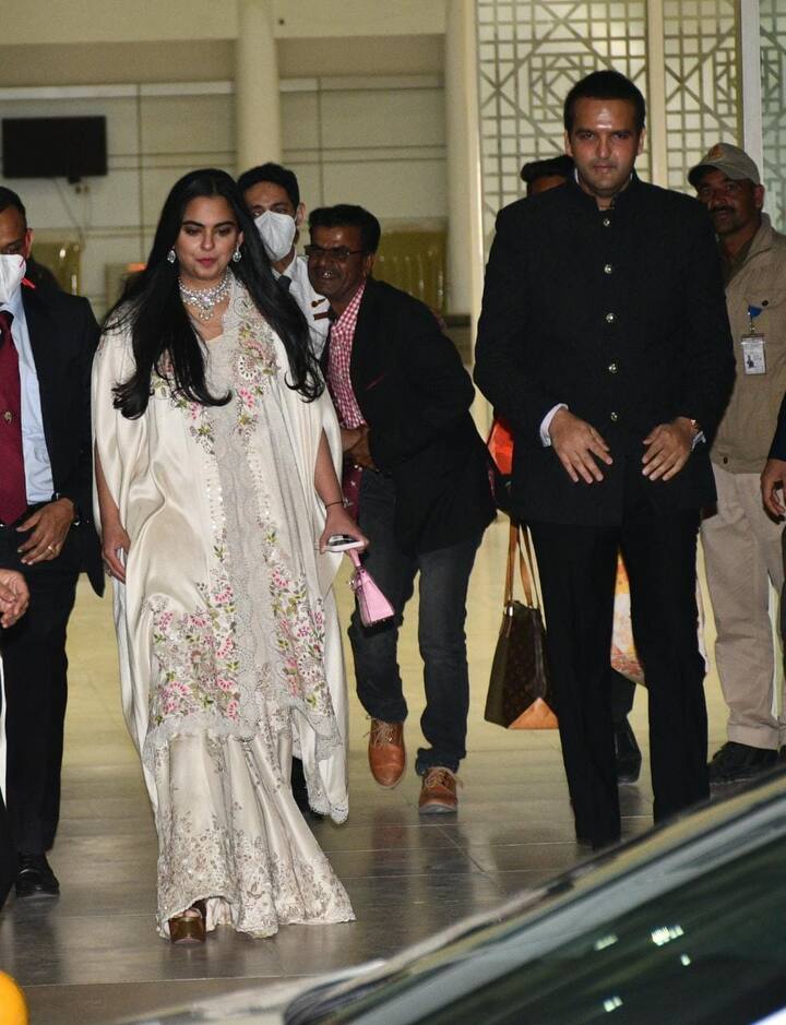 लेकिन ईशा के इस लुक को जो क्लासी बना रहा था वो था उनके हाथ में नजर आ रहा पिंक हैंडबैग. जो 'केली 20 मिनी सेलियर बैग' पिंक एप्सम लेदर में बनाया गया है.