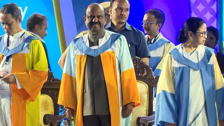 এর আগে কলকাতা বিশ্ববিদ্যালয়ের তরফে মুখ্যমন্ত্রী মমতা বন্দ্যোপাধ্যায়কে সাম্মানিক ডিলিট উপাধি দেওয়া হয়।