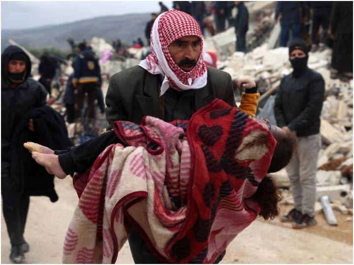 तुर्किए (तुर्की) के लोकल टाइम के मुताबिक भूकंप सुबह 4 बजकर 17 मिनट पर आया यानी ये वो वक्त था जब लोग अपने घरों में सो रहे थे. इसी के 11 मिनट बाद दूसरा बड़ा भूकंप आया. जिसने लोगों को संभलने तक का मौका नहीं दिया. जानकारी के मुताबिक तीस मिनट में तीन बड़े भूकंप ने तुर्किए (तुर्की) और सीरिया को घुटनों के बल ला दिया. (PC- AP)