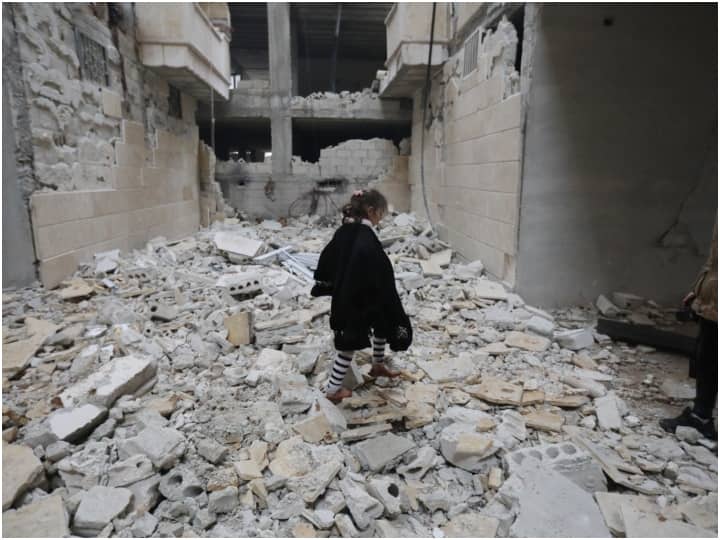 इस विनाशकारी भूकंप की एक-एक तस्वीरें रोंगटे खड़े करने वाली और दिल को झकझोरने वाली हैं. बेहिसाब तबाही का ये आलम...कुदरत के इंतकाम का सबसे नया उदाहरण है. धरती के अंदर से जलजला उठा और आंखों के सामने पलभर में सबकुछ खत्म हो गया. तुर्किए (तुर्की) और सीरिया में आए इस भूकंप में अब तक 2600 लोगों की मौत हो चुकी है. (PC- Getty)