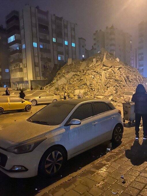 तुर्किए में आए भूकंप के तेज झटकों से कई इमारतें धाराशाई हो गई हैं. मलबे के ढेर बिखरे पड़े हैं.